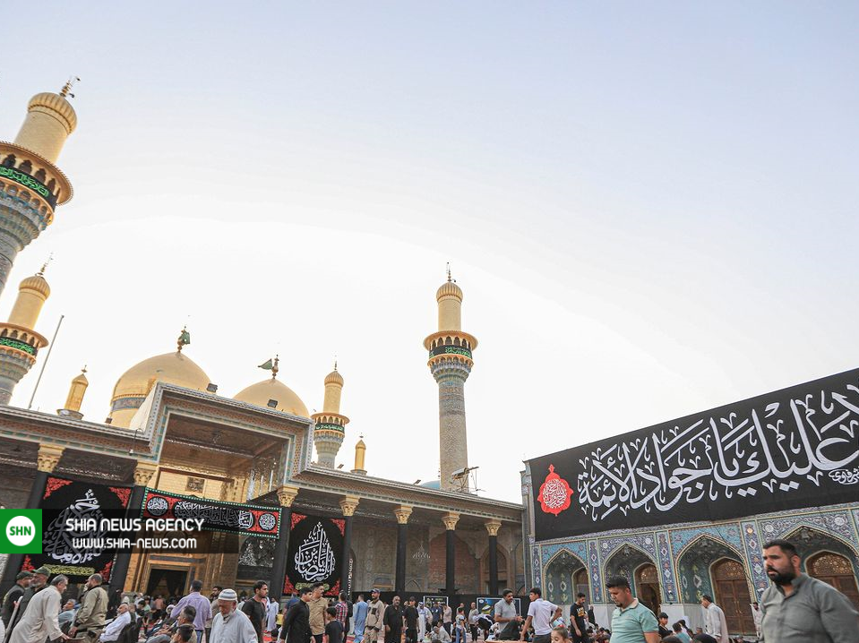 پرچم عزا بر فراز گنبد حرم امامین جوادین(ع) + تصاویر پرچم عزا بر فراز گنبد حرم امامین جوادین(ع) + تصاویر