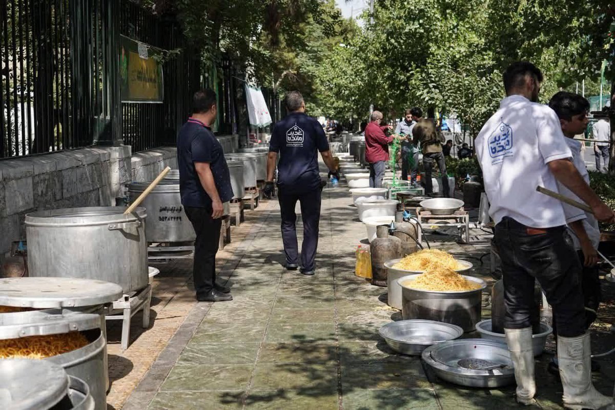 تصویری پربازدید از جلوی درب اصلی دانشگاه تهران تصویری پربازدید از جلوی درب اصلی دانشگاه تهران