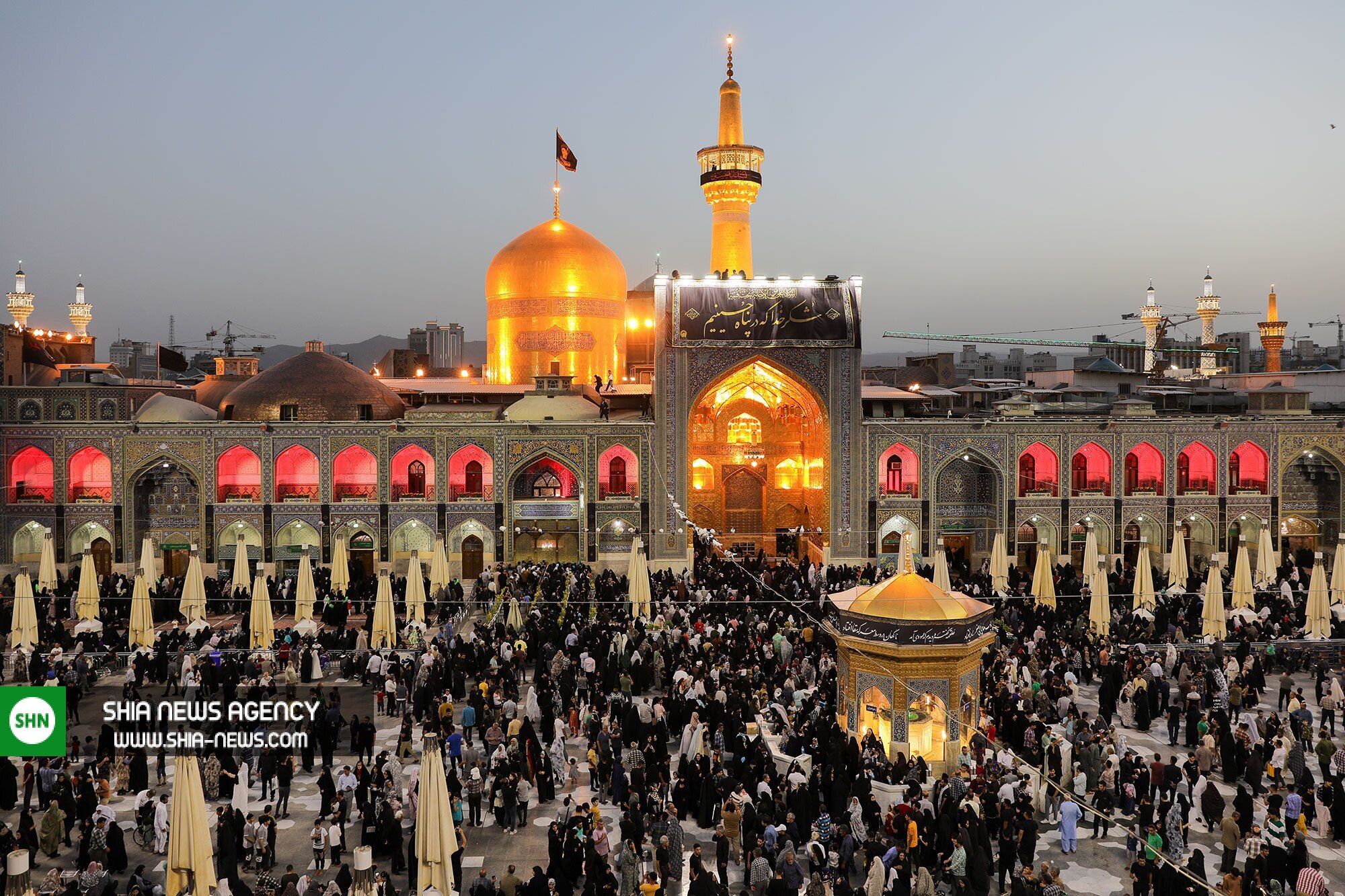تصاویر/ مراسم تعویض پرچم گنبد حرم امام رضا(ع) به مناسبت آغاز ماه محرم تصاویر/ مراسم تعویض پرچم گنبد حرم امام رضا(ع) به مناسبت آغاز ماه محرم