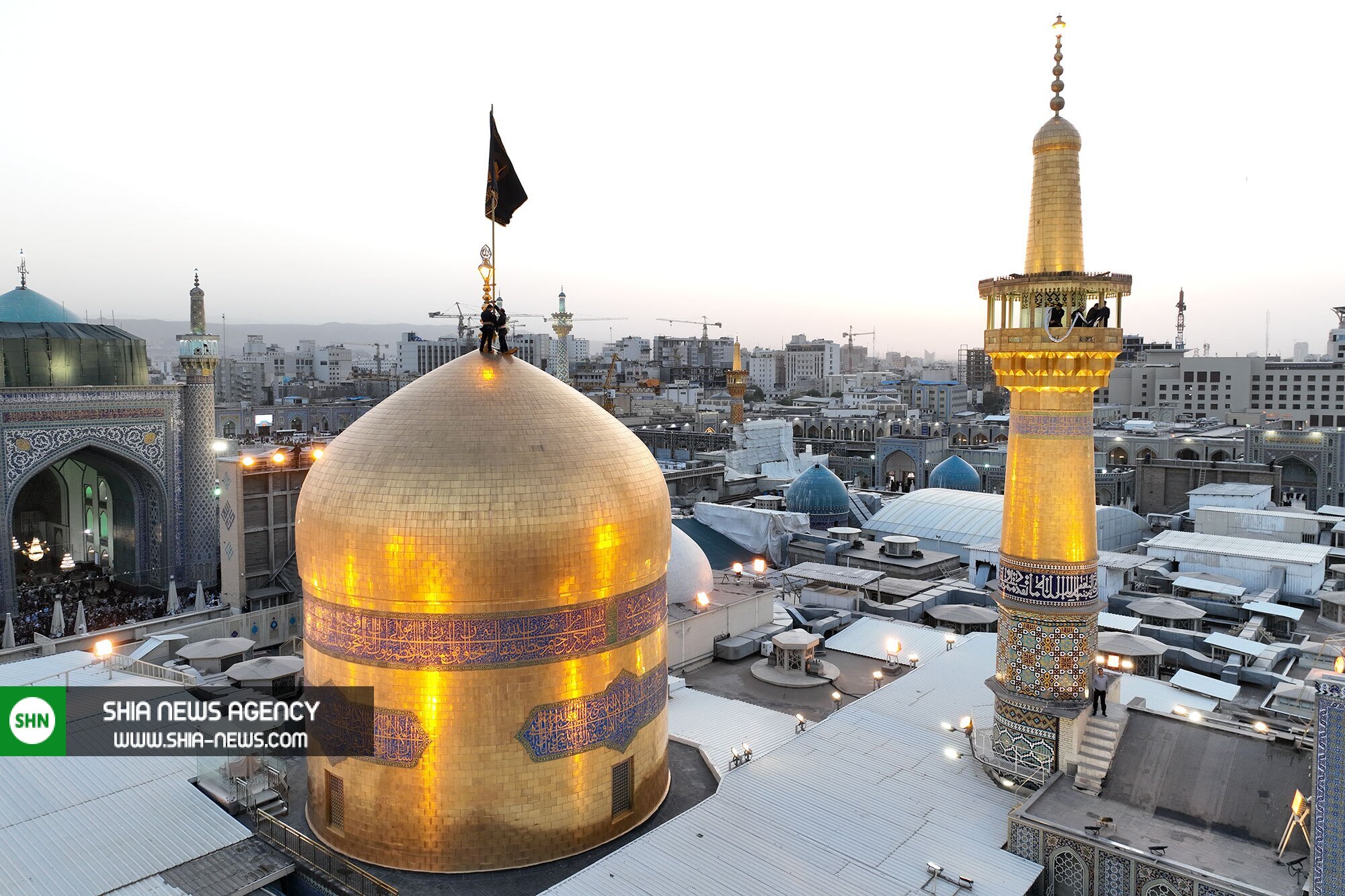 تصاویر/ مراسم تعویض پرچم گنبد حرم امام رضا(ع) به مناسبت آغاز ماه محرم تصاویر/ مراسم تعویض پرچم گنبد حرم امام رضا(ع) به مناسبت آغاز ماه محرم