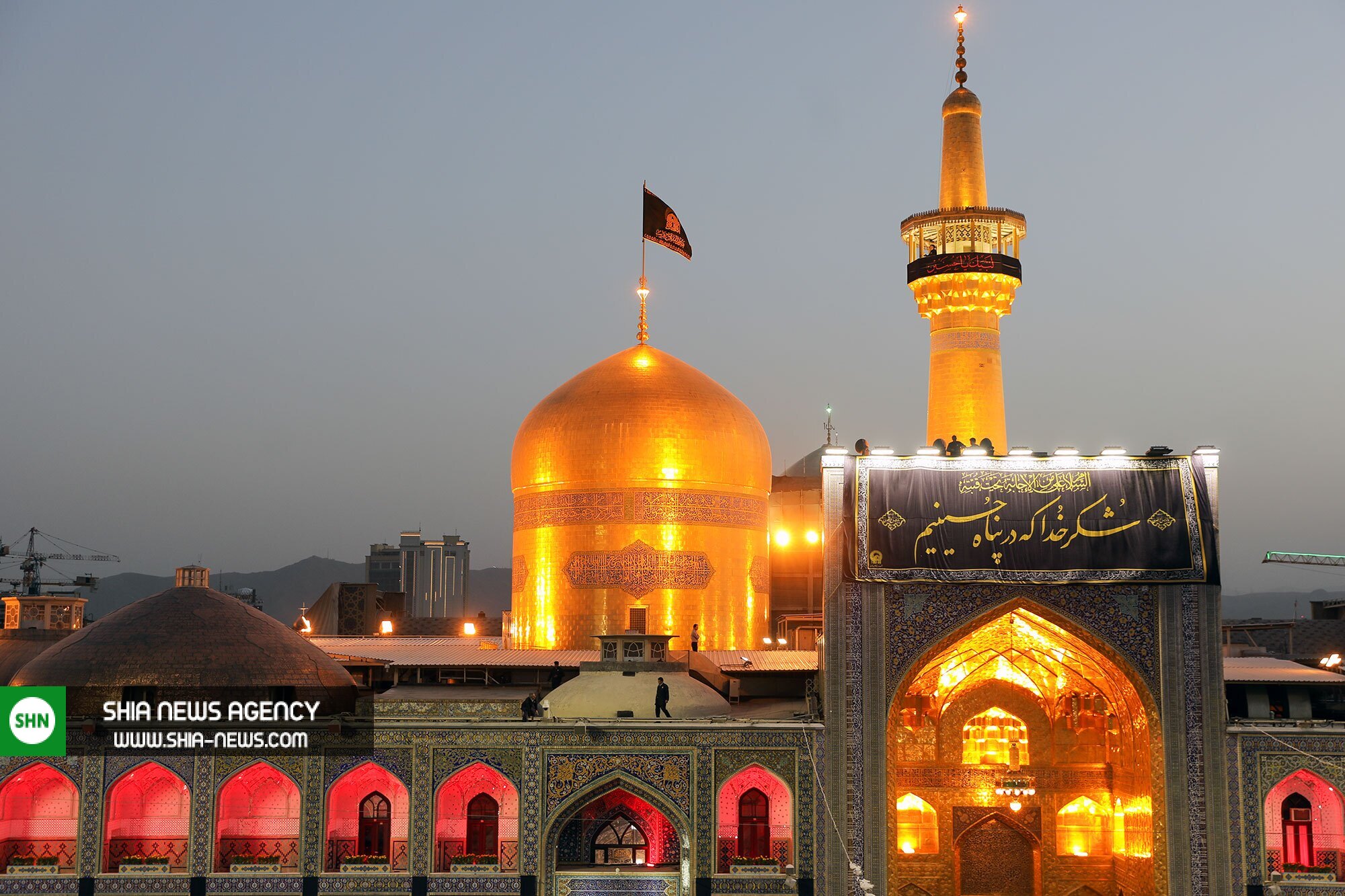 تصاویر/ مراسم تعویض پرچم گنبد حرم امام رضا(ع) به مناسبت آغاز ماه محرم تصاویر/ مراسم تعویض پرچم گنبد حرم امام رضا(ع) به مناسبت آغاز ماه محرم