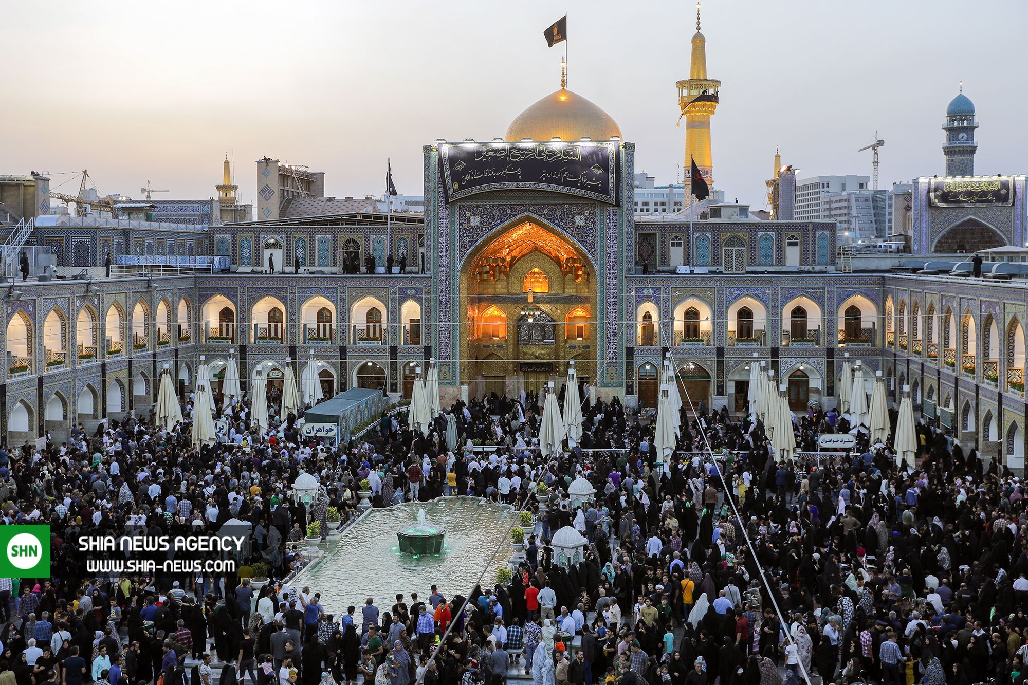 تصاویر/ مراسم تعویض پرچم گنبد حرم امام رضا(ع) به مناسبت آغاز ماه محرم تصاویر/ مراسم تعویض پرچم گنبد حرم امام رضا(ع) به مناسبت آغاز ماه محرم