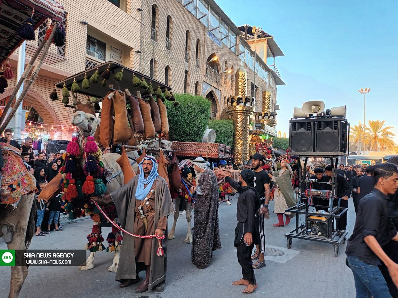 حرکت نمادین کاروان حسینی در کربلای معلی+ تصاویر حرکت نمادین کاروان حسینی در کربلای معلی+ تصاویر