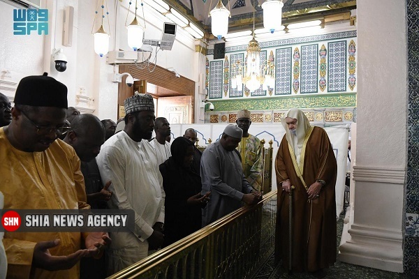 حضور رئیسجمهور گامبیا در مسجدالنبی(ص)+ تصویر حضور رئیسجمهور گامبیا در مسجدالنبی(ص)+ تصویر