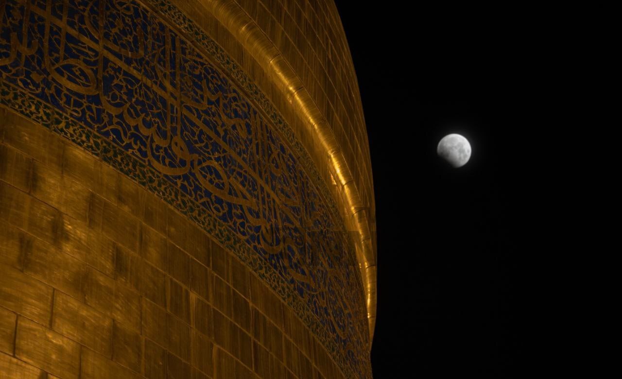 تصاویر ماه گرفتکی در جوار گنبد رضوی تصاویر ماه گرفتکی در جوار گنبد رضوی