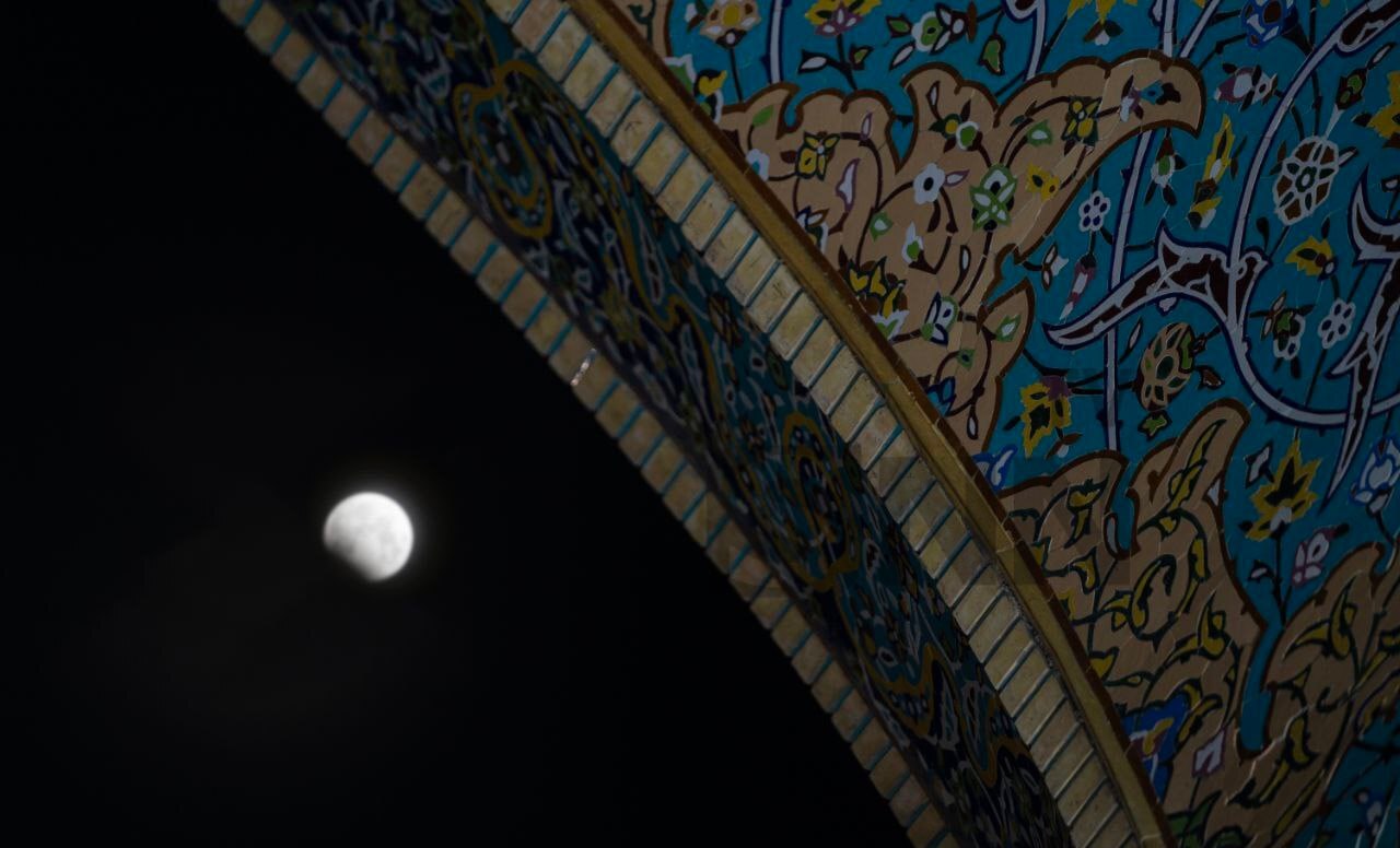تصاویر ماه گرفتکی در جوار گنبد رضوی تصاویر ماه گرفتکی در جوار گنبد رضوی