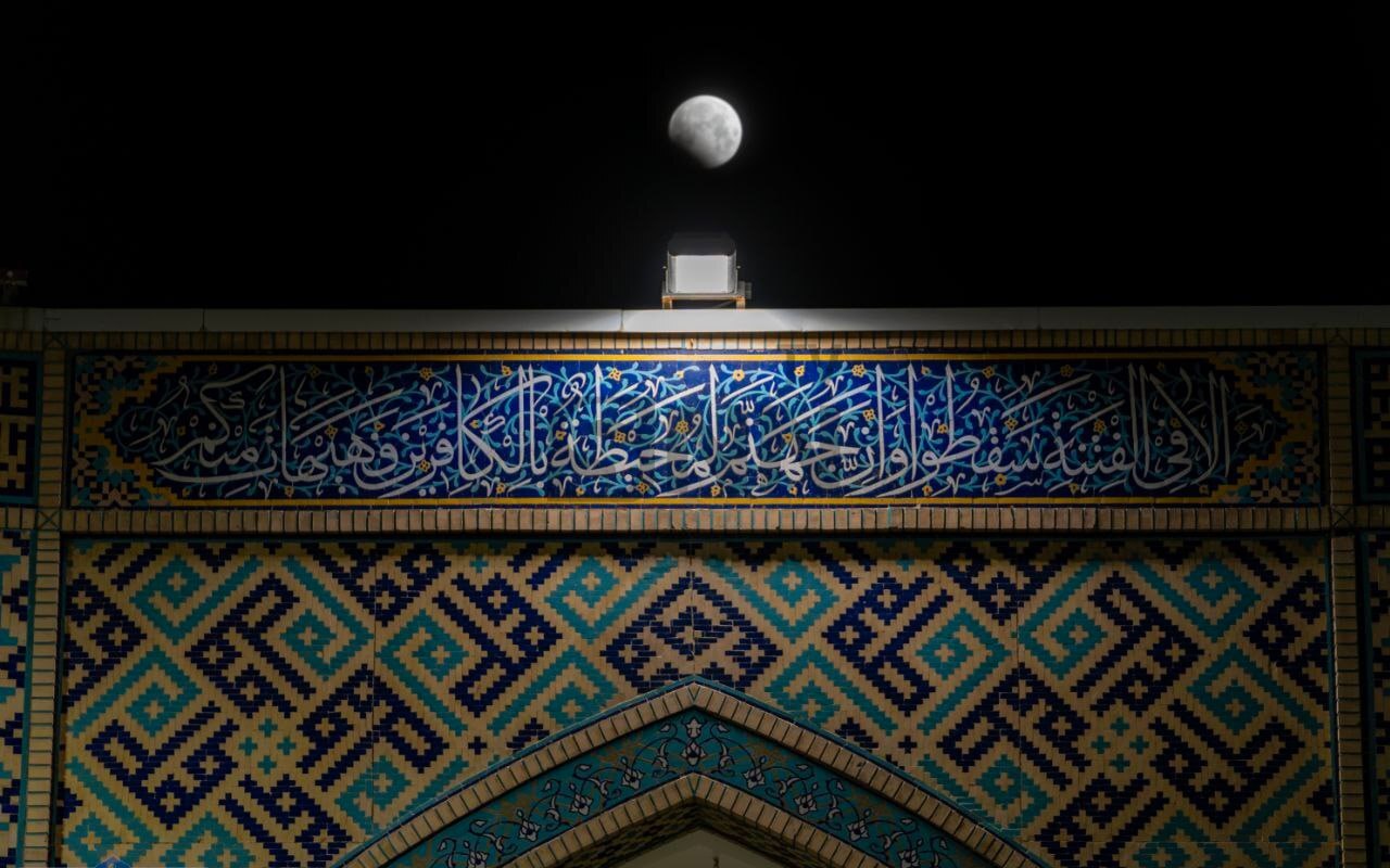 تصاویر ماه گرفتکی در جوار گنبد رضوی تصاویر ماه گرفتکی در جوار گنبد رضوی