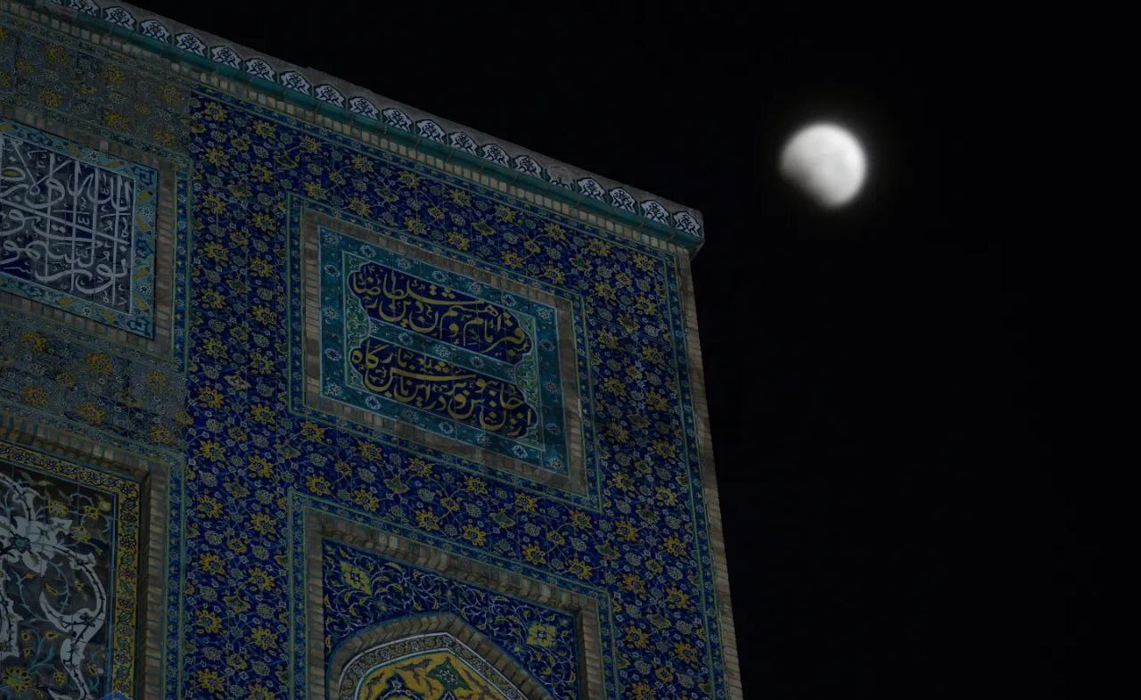تصاویر ماه گرفتکی در جوار گنبد رضوی تصاویر ماه گرفتکی در جوار گنبد رضوی