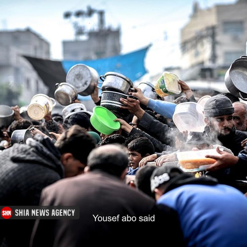 تصاویر/ تجمع آوارگان غزه برای به دست آوردن غذا تصاویر/ تجمع آوارگان غزه برای به دست آوردن غذا