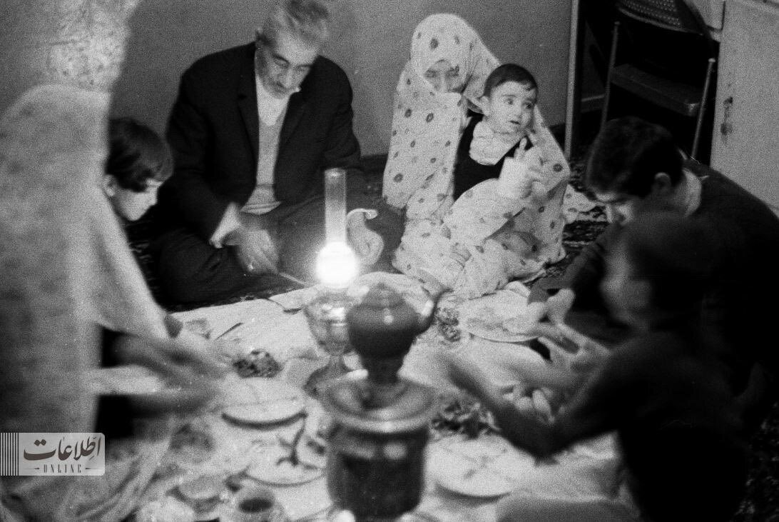تصاویر متفاوت سحری‌خوردن یک خانواده در ۶۶سال قبل