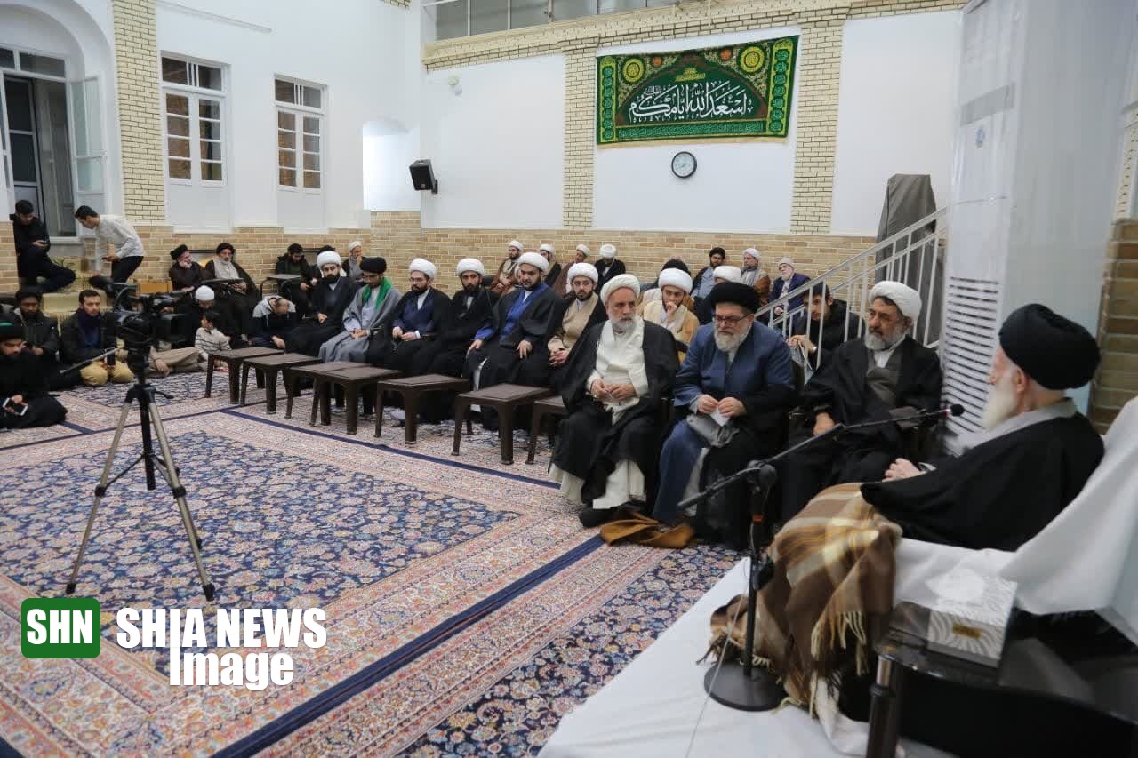عمامه گذاری طلاب در شب میلاد حضرت زهرا (س) توسط آیت الله شبیری زنجانی عمامه گذاری طلاب در شب میلاد حضرت زهرا (س) توسط آیت الله شبیری زنجانی
