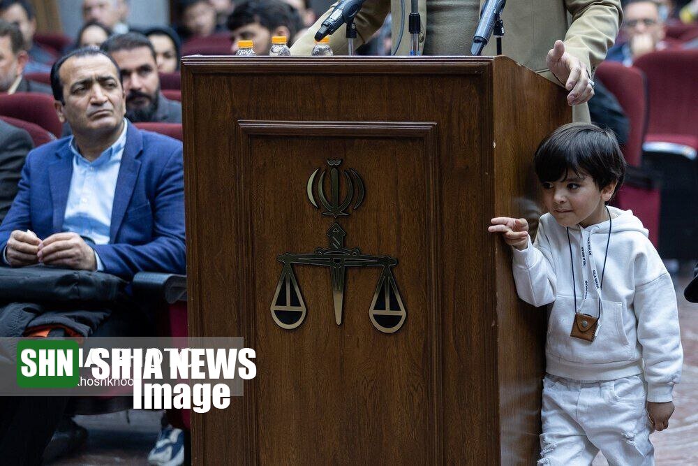 شیطنت جالب یک کودک در دادگاه تروریست های داعشی شیطنت جالب یک کودک در دادگاه تروریست های داعشی