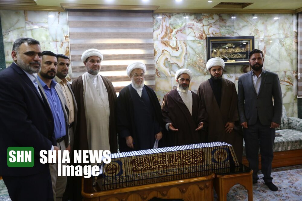 نماینده آیت الله سیستانی بزرگترین دانشنامه قرآنی اهل بیت (ع) را تحویل گرفت