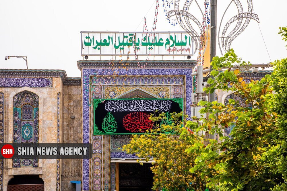 صاویر/ نصب کتیبه‌های عزا در صحن و سرای حرم مطهر امام حسین (ع)