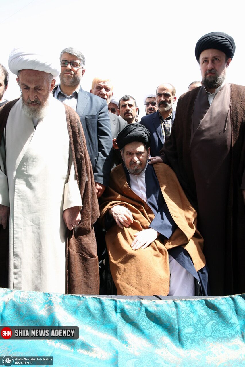 عکسی از سیدحسین خمینی در هنگام نماز بر پیکر مادرش عکسی از سیدحسین خمینی در هنگام نماز بر پیکر مادرش