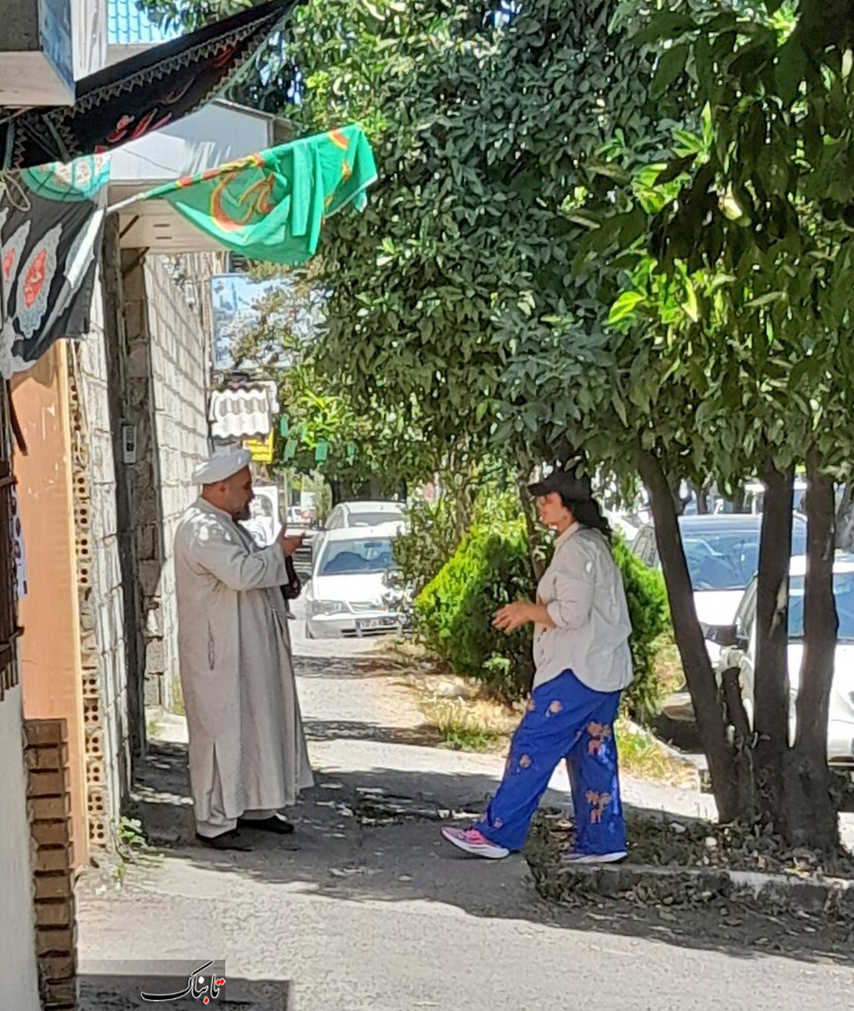 تصویر | گفتگوی خیابانی یک روحانی با یک شهروند خانم تصویر | گفتگوی خیابانی یک روحانی با یک شهروند خانم
