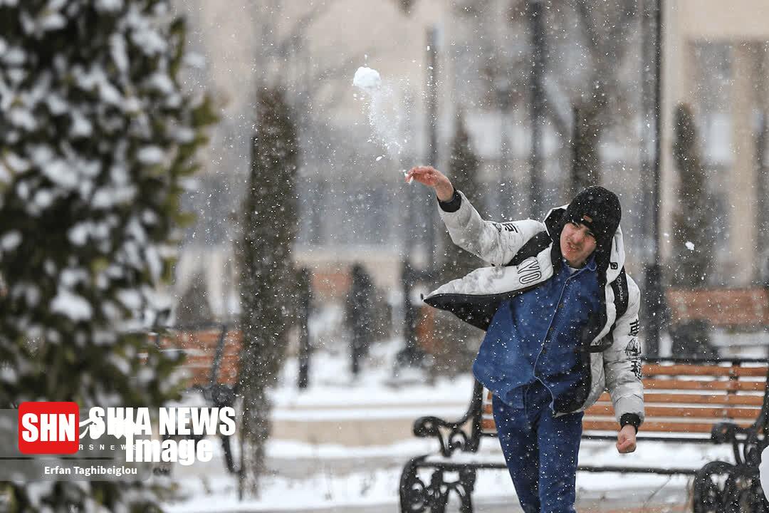 عکس | خوشحالی شهروندان زنجانی از بارش برف