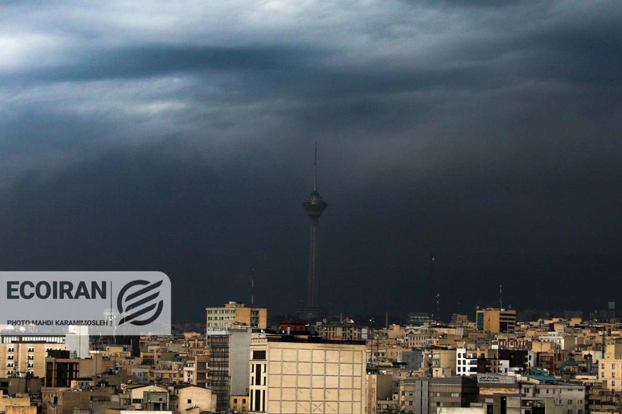 تصویری از آسمان تهران در روز نهم جنگ تصویری از آسمان تهران در روز نهم جنگ