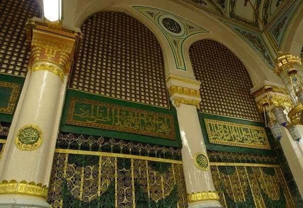 گزارشی از مسجدالنبی و تاریخچه حرم و ضریح پیامبر (ص) گزارشی از مسجدالنبی و تاریخچه حرم و ضریح پیامبر (ص)