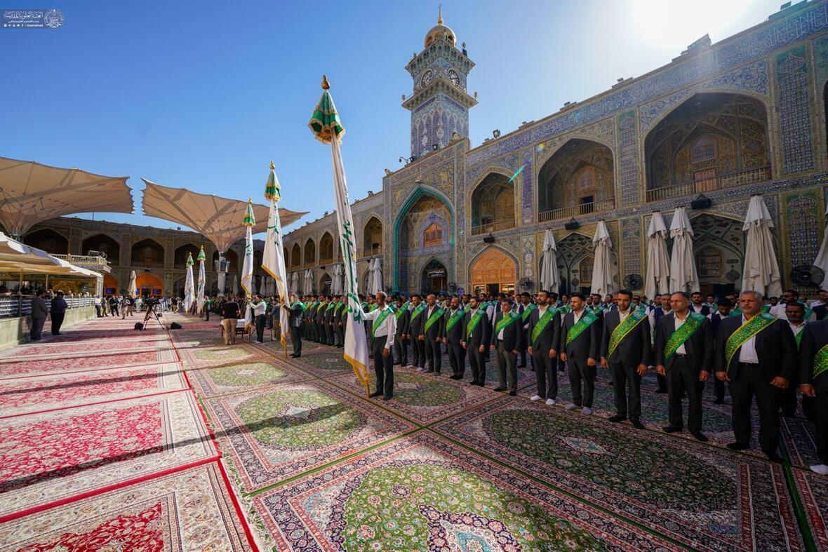 اهدای پرچم‌های عید غدیر به حرم امیرالمومنین (ع)