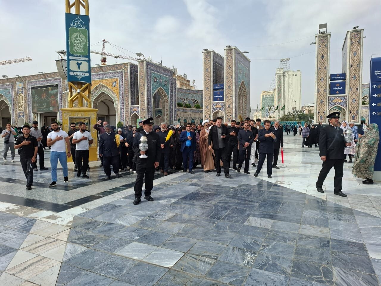 حضور جمعی از پیروان اهل بیت(ع) گرجستان در حرم امام رضا(ع) حضور جمعی از پیروان اهل بیت(ع) گرجستان در حرم امام رضا(ع)