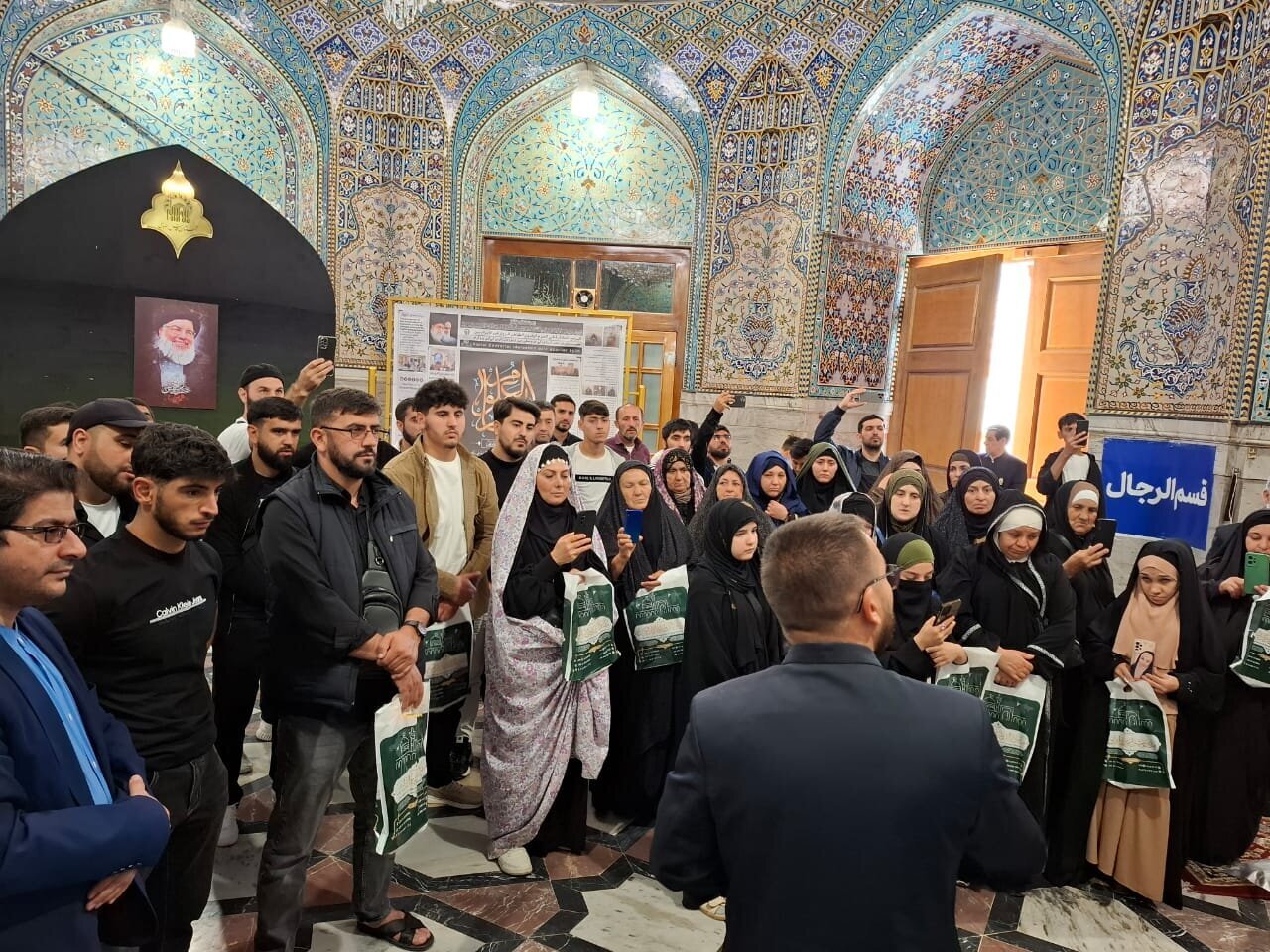 حضور جمعی از پیروان اهل بیت(ع) گرجستان در حرم امام رضا(ع) حضور جمعی از پیروان اهل بیت(ع) گرجستان در حرم امام رضا(ع)