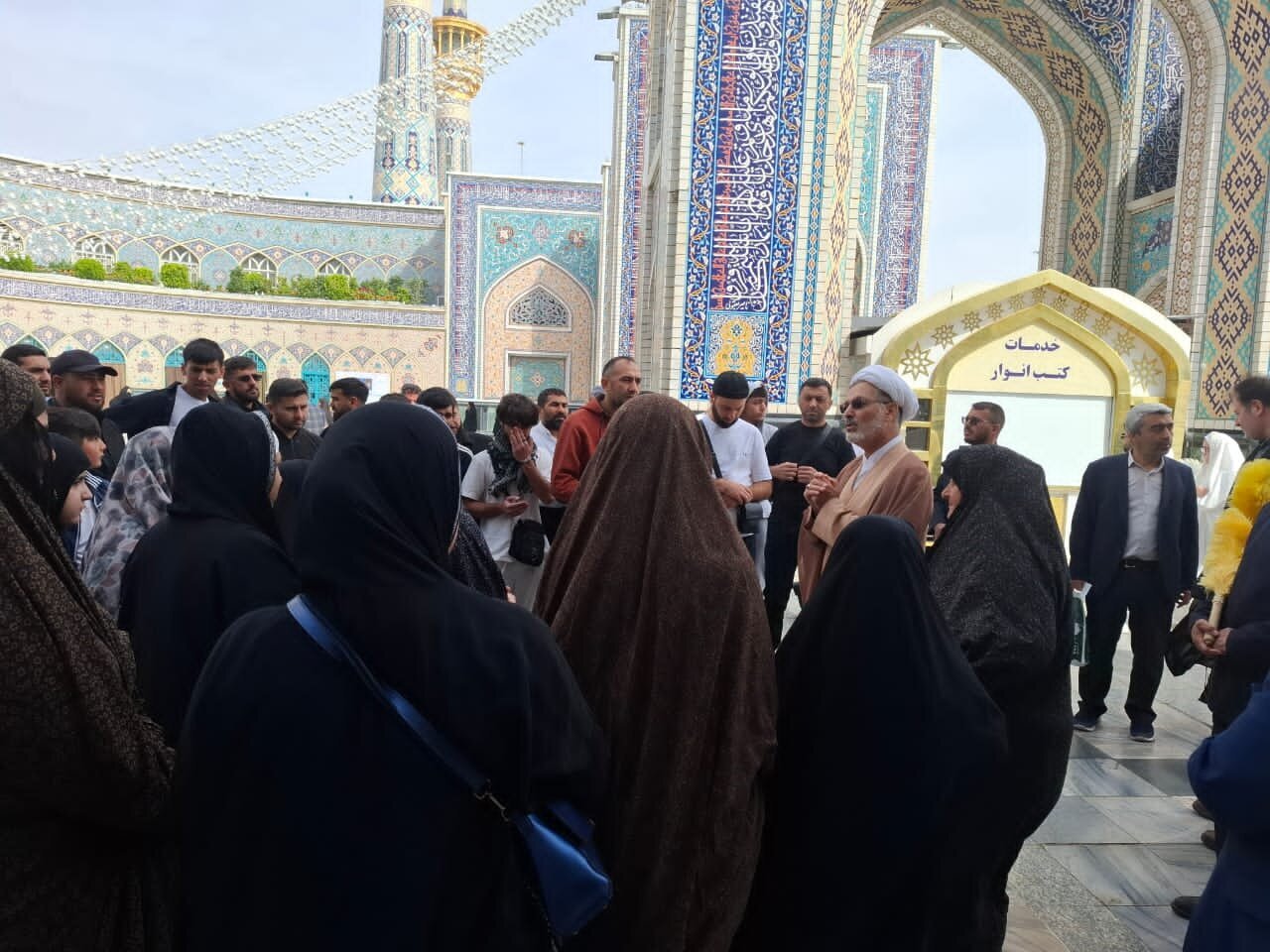 حضور جمعی از پیروان اهل بیت(ع) گرجستان در حرم امام رضا(ع) حضور جمعی از پیروان اهل بیت(ع) گرجستان در حرم امام رضا(ع)