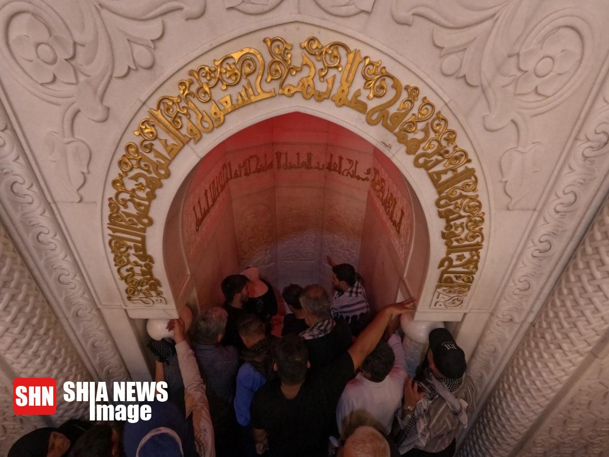 حضور هزاران زائر اربعین حسینی در مسجد کوفه حضور هزاران زائر اربعین حسینی در مسجد کوفه