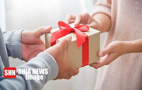 ثواب و فضیلت هدیه دادن به همسر در اسلام