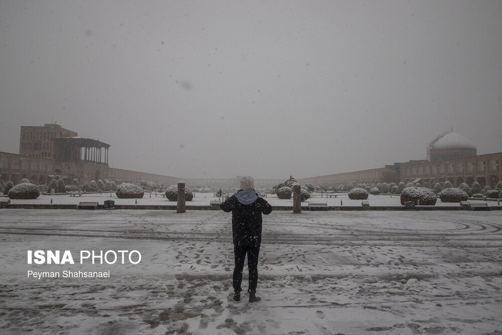 تصاویری باورنکردنی از شدت بارش برف در نصف جهان