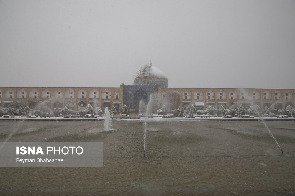 تصاویری باورنکردنی از شدت بارش برف در نصف جهان