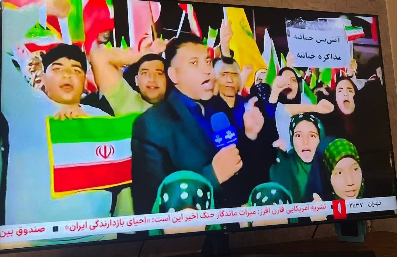 تصویری عجیب در صداوسیما در حمایت از ادامه جنگ تصویری عجیب در صداوسیما در حمایت از ادامه جنگ