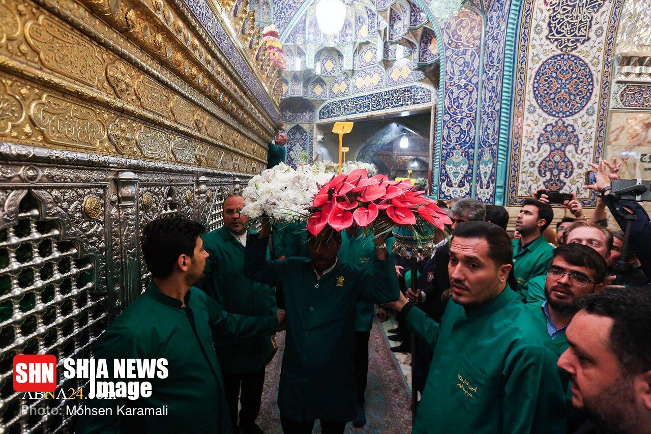 گلآرایی ضریح مطهر حضرت فاطمه معصومه(س) گلآرایی ضریح مطهر حضرت فاطمه معصومه(س)