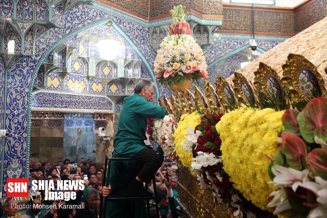گلآرایی ضریح مطهر حضرت فاطمه معصومه(س) گلآرایی ضریح مطهر حضرت فاطمه معصومه(س)