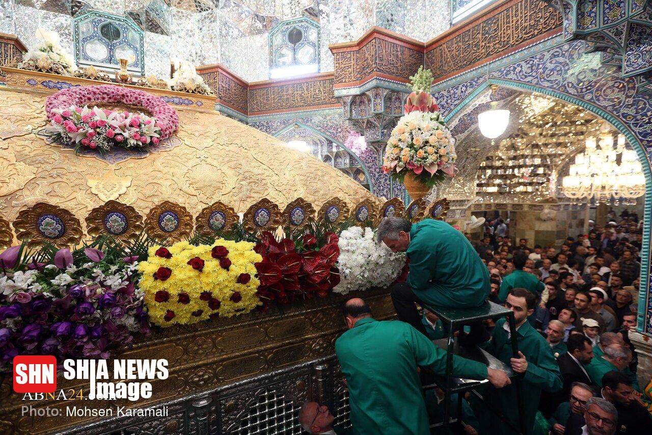 گلآرایی ضریح مطهر حضرت فاطمه معصومه(س) گلآرایی ضریح مطهر حضرت فاطمه معصومه(س)