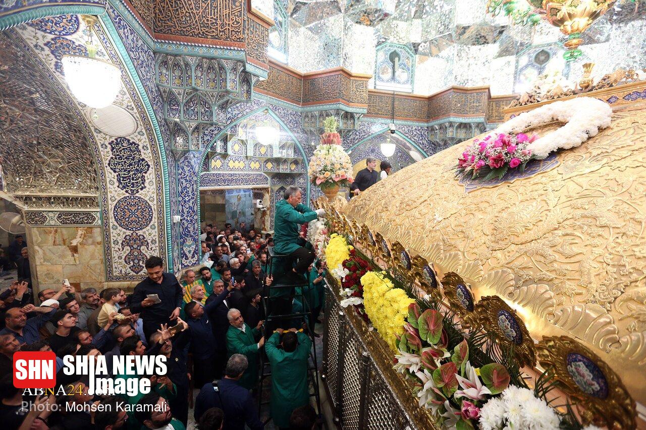گلآرایی ضریح مطهر حضرت فاطمه معصومه(س) گلآرایی ضریح مطهر حضرت فاطمه معصومه(س)