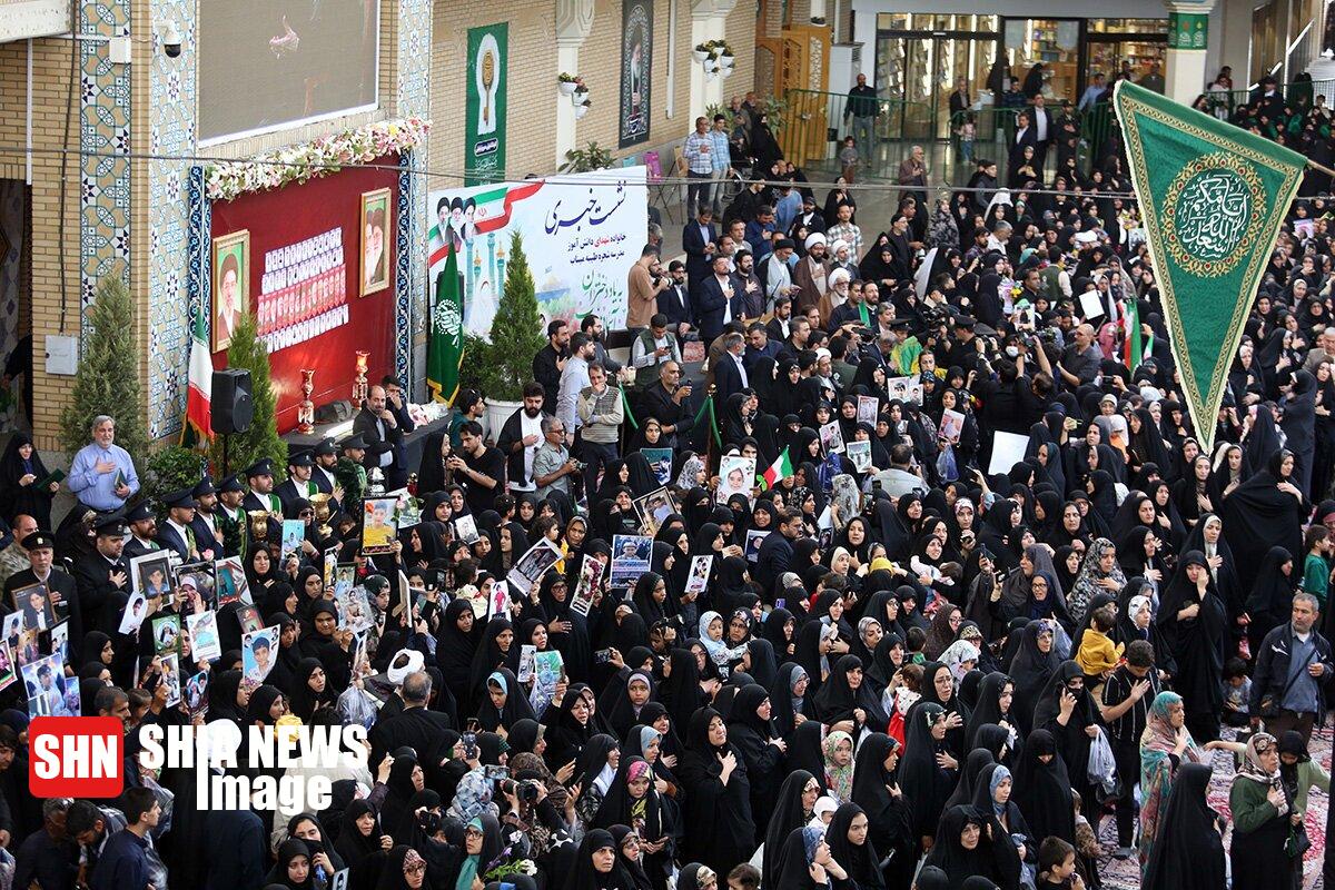 تشرف خانواده شهدای دانشآموز میناب به حرم بانوی کرامت در روز دختر تشرف خانواده شهدای دانشآموز میناب به حرم بانوی کرامت در روز دختر