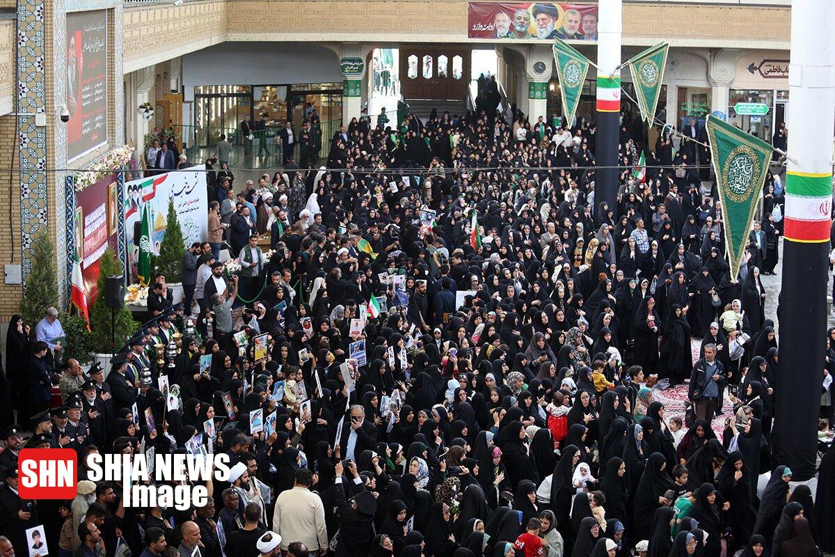 تشرف خانواده شهدای دانشآموز میناب به حرم بانوی کرامت در روز دختر تشرف خانواده شهدای دانشآموز میناب به حرم بانوی کرامت در روز دختر
