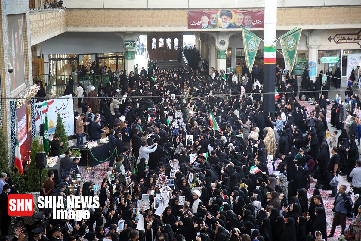 تشرف خانواده شهدای دانشآموز میناب به حرم بانوی کرامت در روز دختر تشرف خانواده شهدای دانشآموز میناب به حرم بانوی کرامت در روز دختر