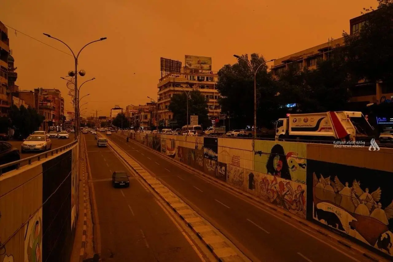 تصاویر آخرالزمانی از آسمان سرخ در بغداد تصاویر آخرالزمانی از آسمان سرخ در بغداد