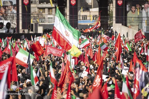 اقامۀ نماز بر پیکر رهبر شهید توسط آیت‌الله جعفر سبحانی