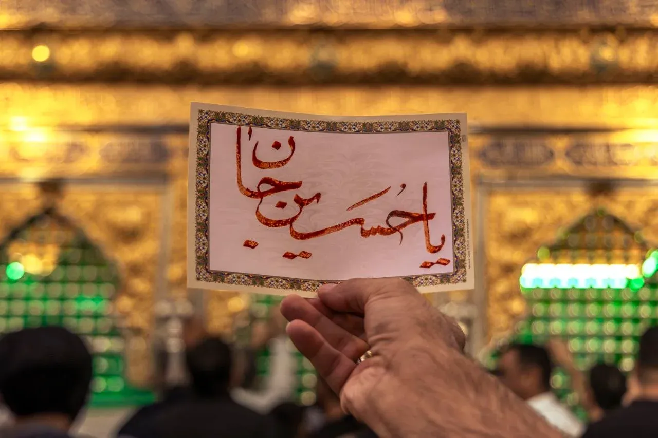 افشین یدالله، خوشنویس ایرانی، در آستان مقدس عباسی به خلق آثاری هنری با نام ائمه اهلبیت (ع) میپردازد و این تابلوهای خوشنویسی را به زائران هدیه میدهد. افشین یدالله، خوشنویس ایرانی، در آستان مقدس عباسی به خلق آثاری هنری با نام ائمه اهلبیت (ع) میپردازد و این تابلوهای خوشنویسی را به زائران هدیه میدهد.