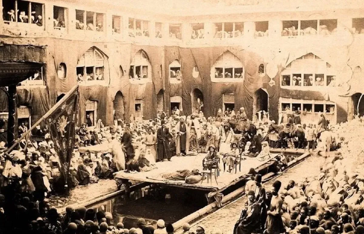 در دوره قاجار، تعزیه با حمایت حکومت گسترش پیدا کرد. ناصرالدین‌شاه علاقه زیادی به تعزیه داشت و شخصاً در این مراسم شرکت می‌کرد.