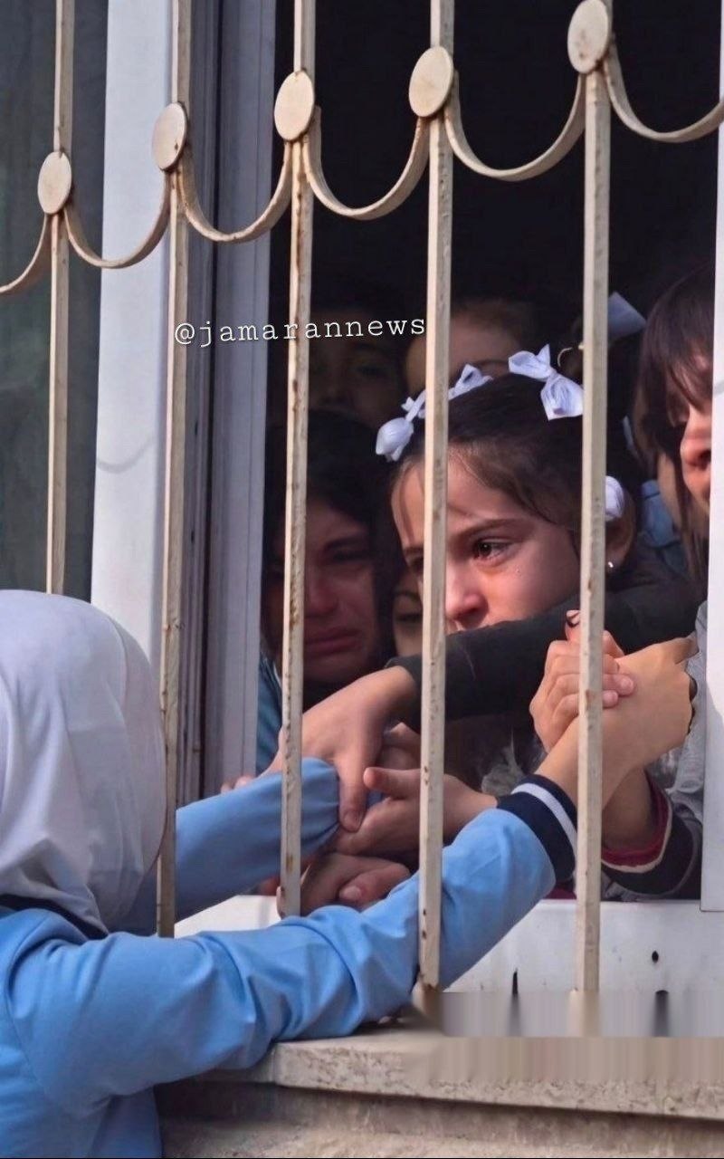 تصویری غم انگیز از دانشآموز محجبه در آذربایجان تصویری غم انگیز از دانشآموز محجبه در آذربایجان