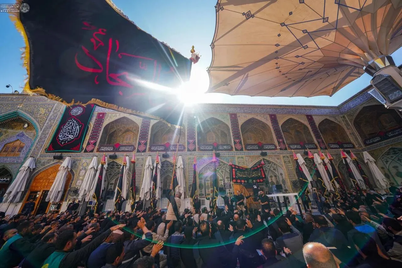 خادمان حرم مطهر امام علی(ع)، با برپایی موکب به مناسبت شهادت امام زین العابدین عزاداری کردند. خادمان حرم مطهر امام علی(ع)، با برپایی موکب به مناسبت شهادت امام زین العابدین عزاداری کردند.