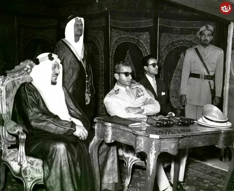 تصویری کمتر دیده شده از محمدرضا پهلوی در چادر پادشاه عربستان