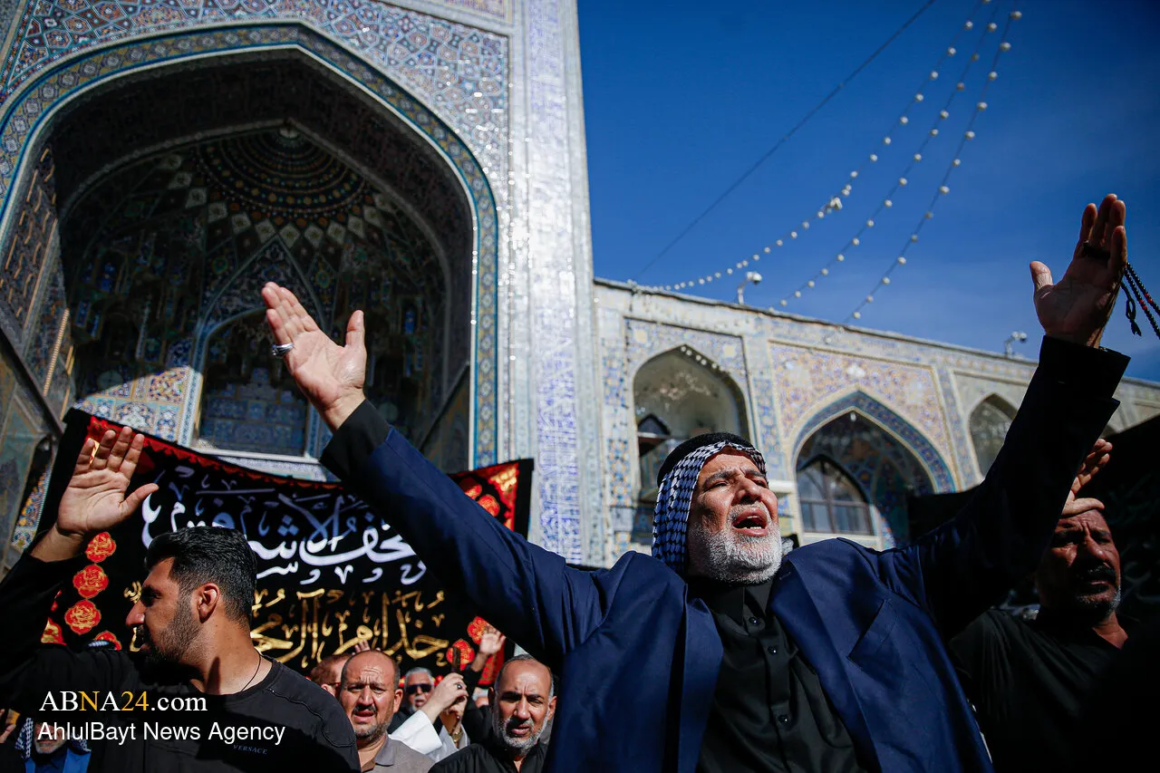 همزمان با سالروز شهادت حضرت فاطمه زهرا(س)، زائران حرم مطهر رضوی با ذکر توسل و برپایی دستههای عزاداری به سوگواری پرداختند. در این میان، دسته عزاداری خادمان حرم مطهر امام علی(ع) از نجف اشرف نیز جلوهای از ارادت محبان اهلبیت(ع) به بانوی دو عالم را به نمایش همزمان با سالروز شهادت حضرت فاطمه زهرا(س)، زائران حرم مطهر رضوی با ذکر توسل و برپایی دستههای عزاداری به سوگواری پرداختند. در این میان، دسته عزاداری خادمان حرم مطهر امام علی(ع) از نجف اشرف نیز جلوهای از ارادت محبان اهلبیت(ع) به بانوی دو عالم را به نمایش