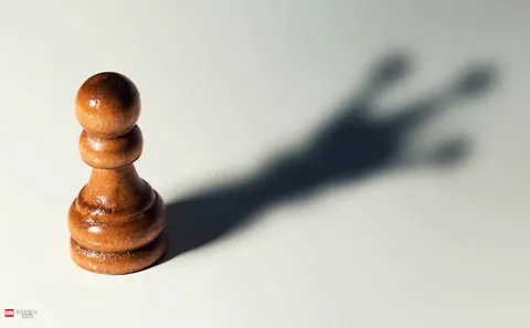 جْبُ أَضَرُّ قَرِين | خودبینى زیان رساننده ترین همراه است