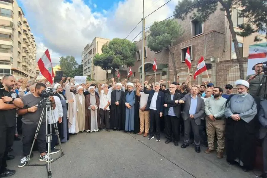 تجمع اعتراضی در اعتراض به تداوم ممنوعیت پروازها میان لبنان و ایران تجمع اعتراضی در اعتراض به تداوم ممنوعیت پروازها میان لبنان و ایران