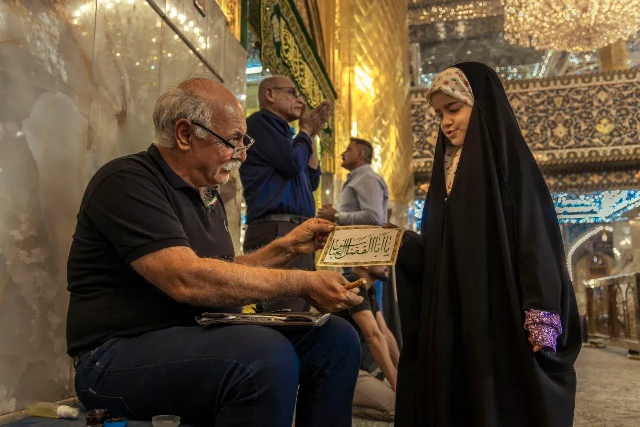 افشین یدالله، خوشنویس ایرانی، در آستان مقدس عباسی به خلق آثاری هنری با نام ائمه اهلبیت (ع) میپردازد و این تابلوهای خوشنویسی را به زائران هدیه میدهد. افشین یدالله، خوشنویس ایرانی، در آستان مقدس عباسی به خلق آثاری هنری با نام ائمه اهلبیت (ع) میپردازد و این تابلوهای خوشنویسی را به زائران هدیه میدهد.